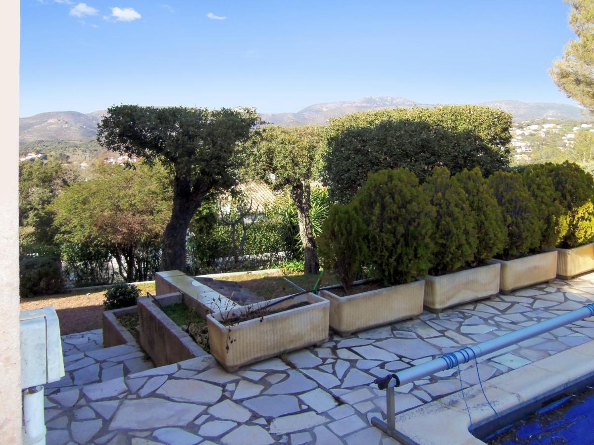 Villa Avec Piscine A Saint-Raphael Et Vue Sur La Montagne Exterior photo